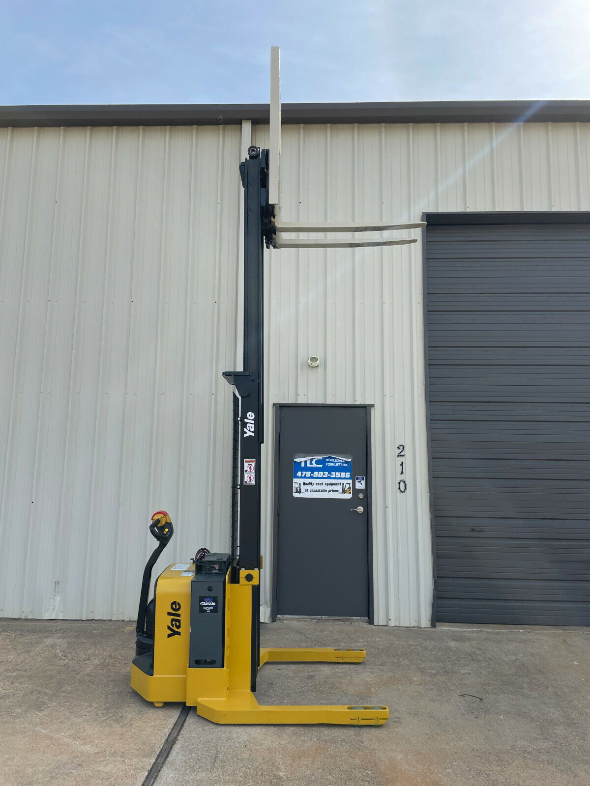 2014 Yale Walkie Stacker | 2131 hours - 3800lb capacity