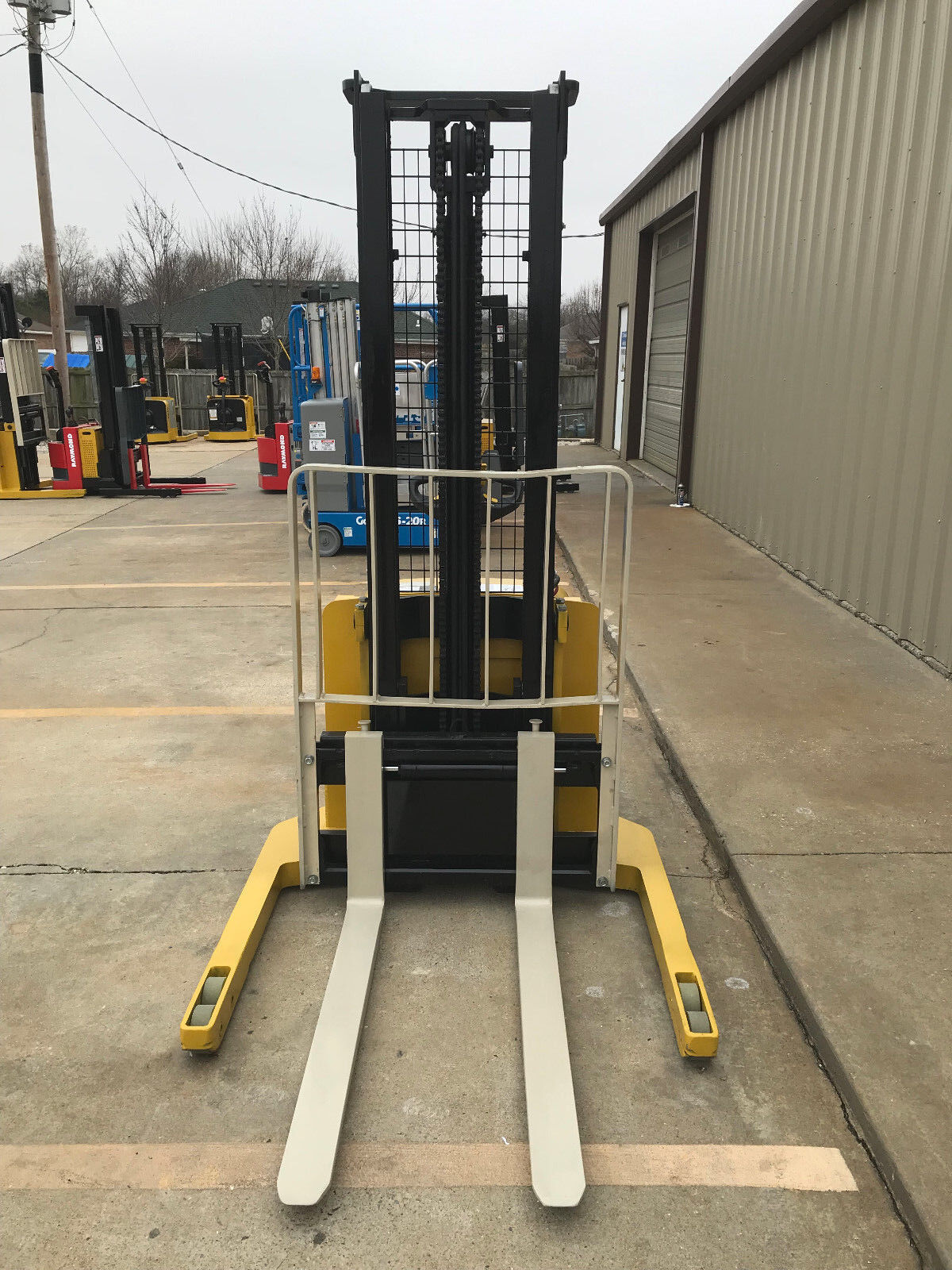 2009 Yale Walkie Stacker | 3432 hrs - 3800lb capacity