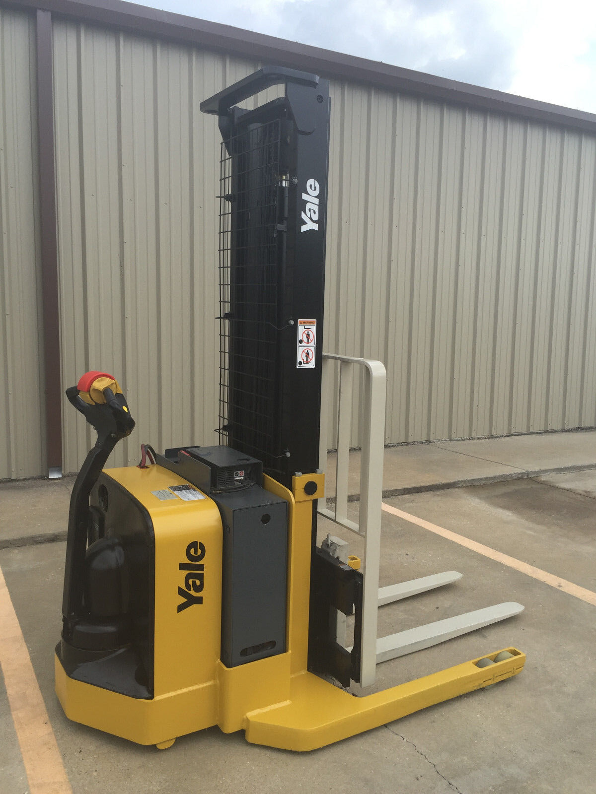 2012 Yale Walkie Stacker | 3924 hrs - 3800lb capacity