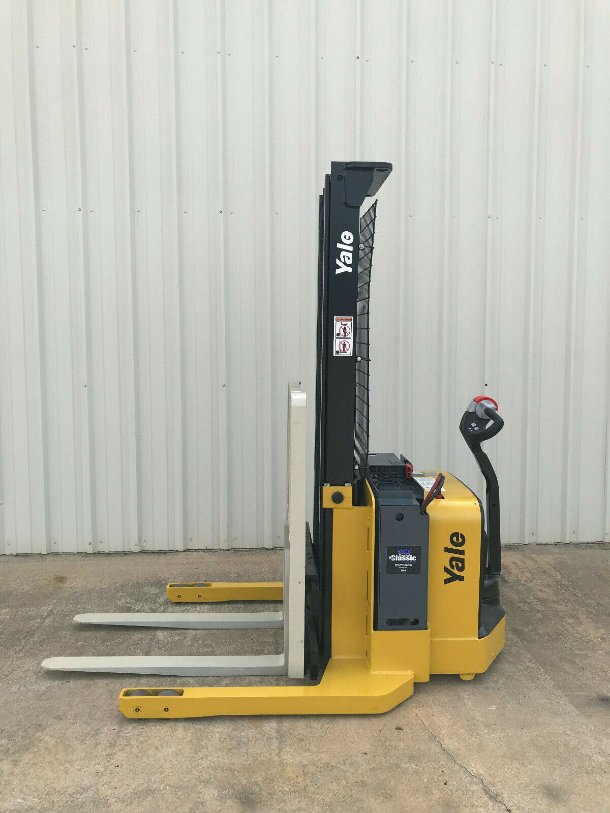 2012 Yale Walkie Stacker | 1422 hrs - 3800lb capacity