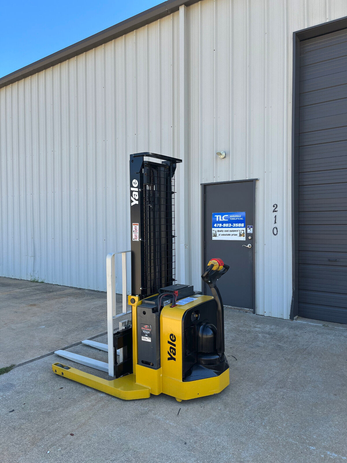 2016 Yale Walkie Stacker | 1100 hrs - 3800lb capacity