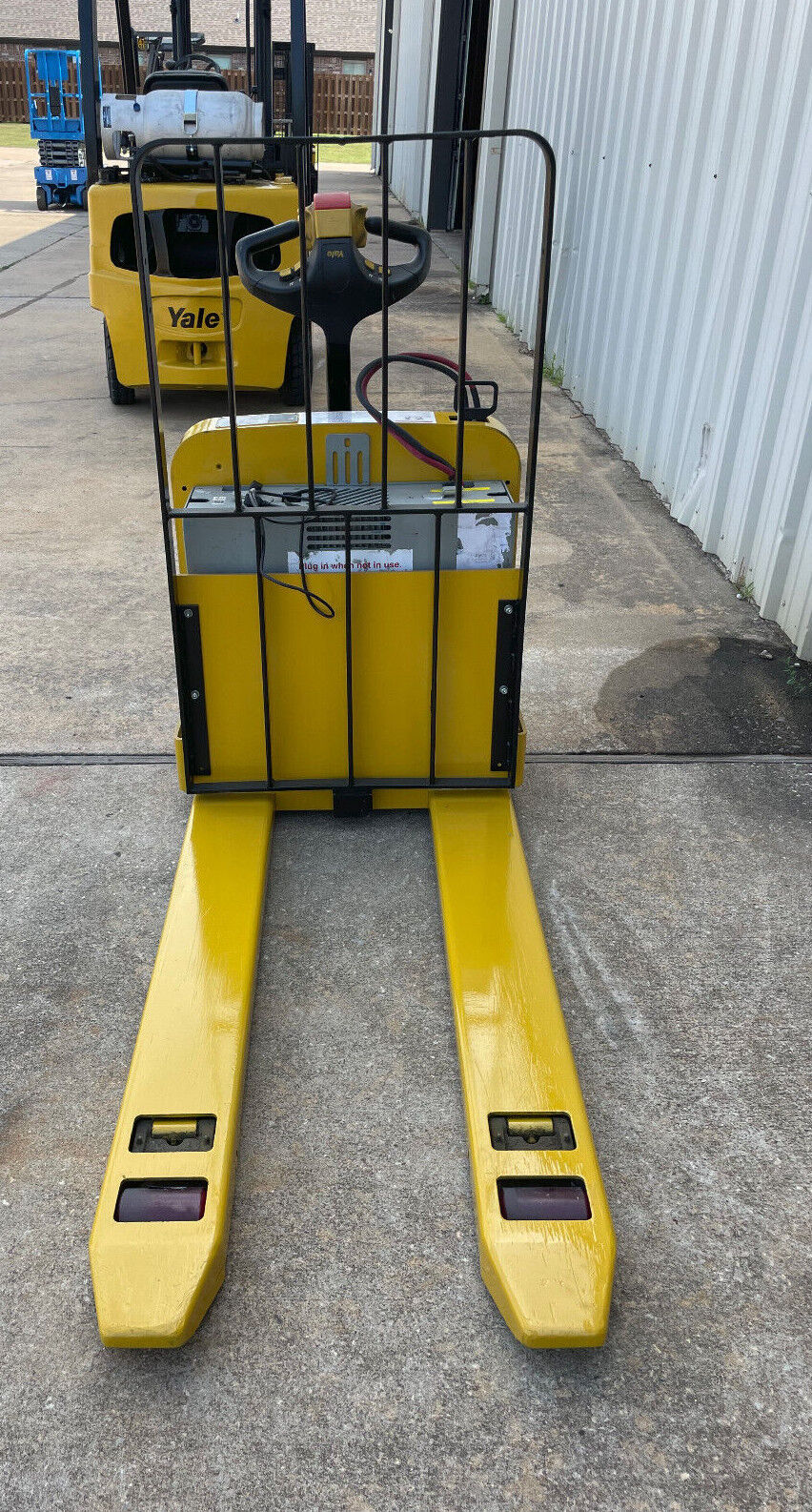 2015 Yale Electric Pallet Jack | 879 hrs - 5000lb capacity