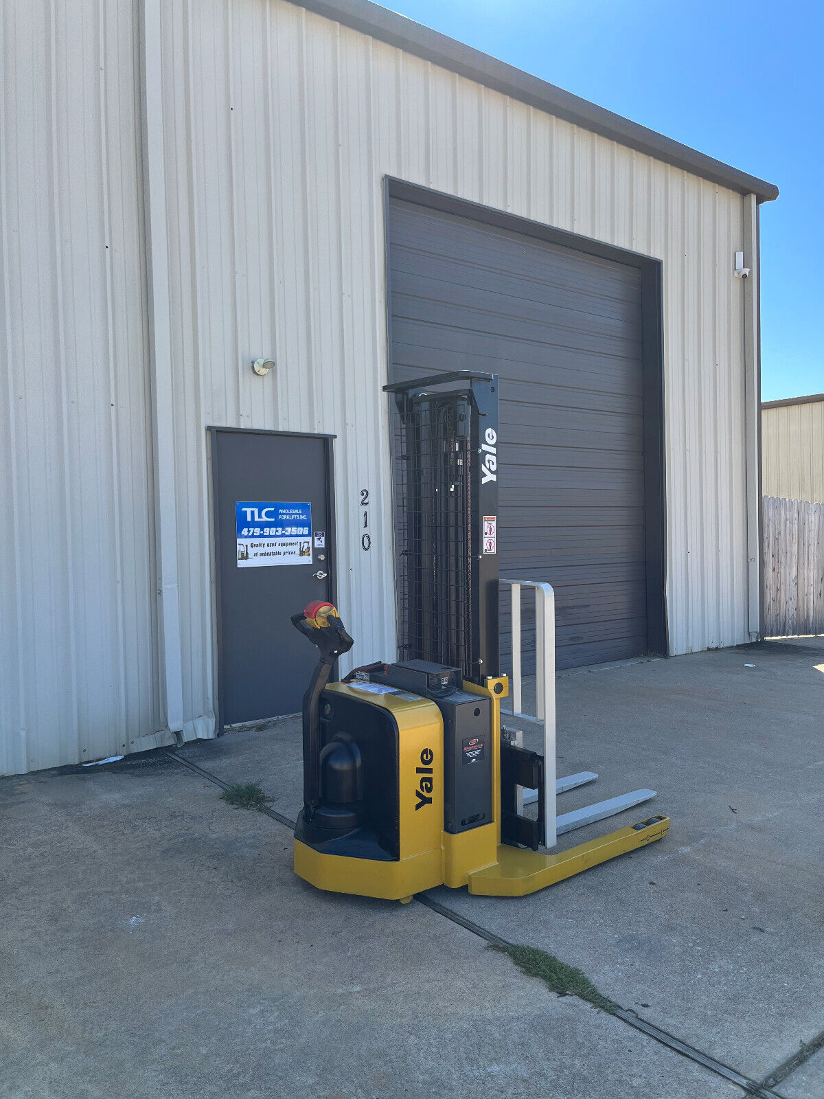 2016 Yale Walkie Stacker | 1100 hrs - 3800lb capacity