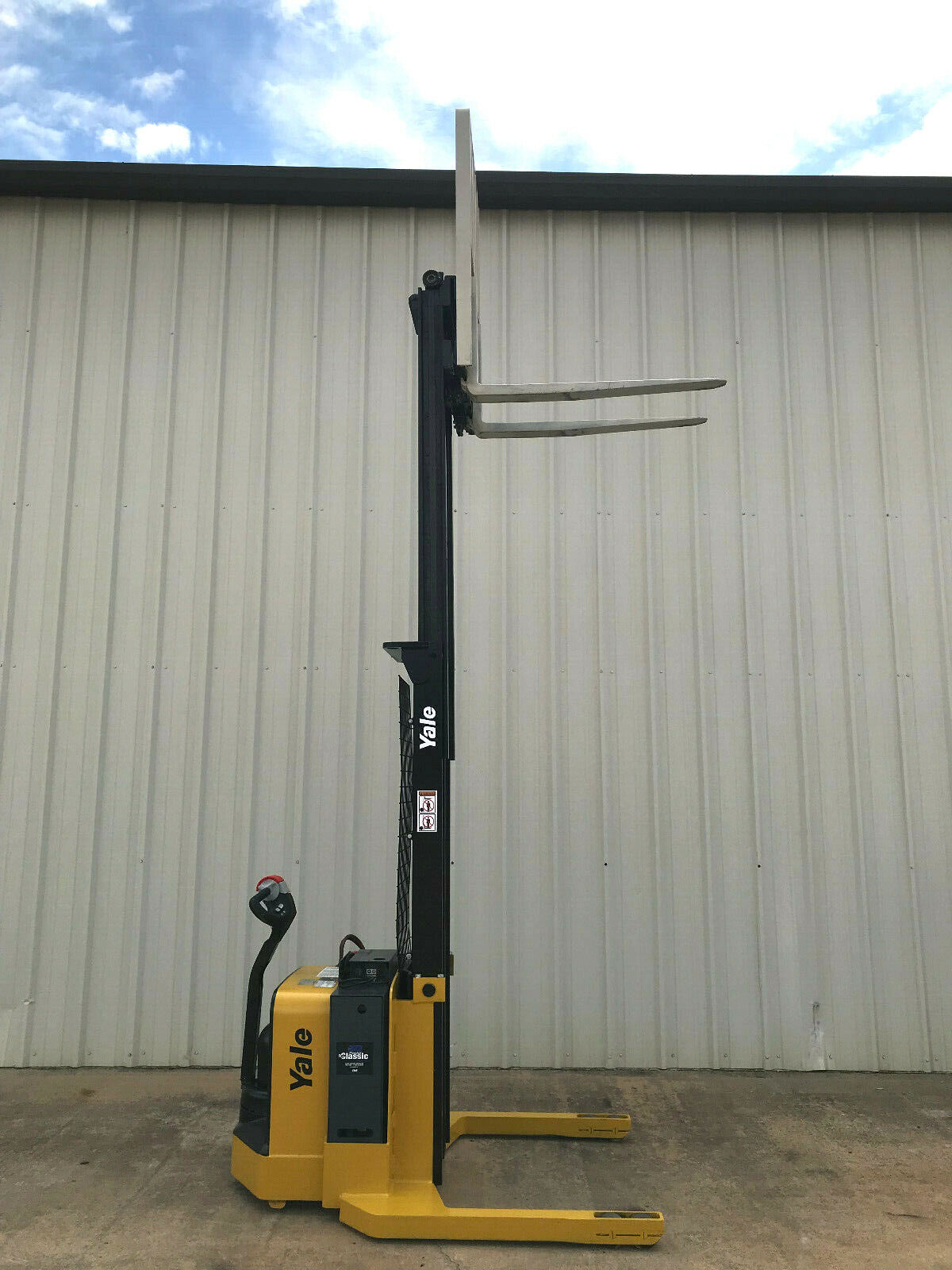 2012 Yale Walkie Stacker | 1422 hrs - 3800lb capacity