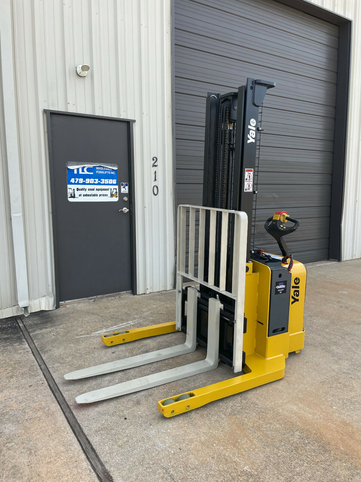 2014 Yale Walkie Stacker | 2131 hours - 3800lb capacity