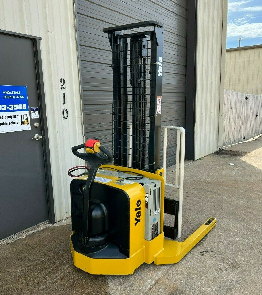 2010 Yale Walkie Stacker | 2361 hrs - 3800lb capacity